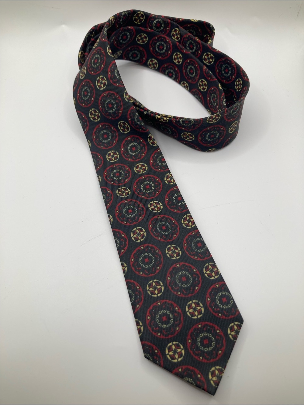 Vintage Metcalf Men's Necktie 100% Dacron Polyester Medallion Geometric Retro